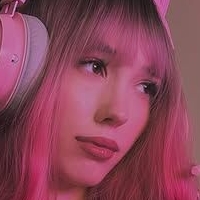 Alinaavii Nude