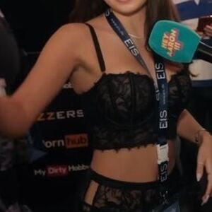 Brunette aus Youtube Video (Venusbesuch) Nude