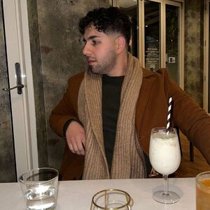 curly.brown.hairdude Nude