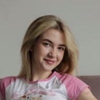 Junge Blondine mit Tattoos? Nude