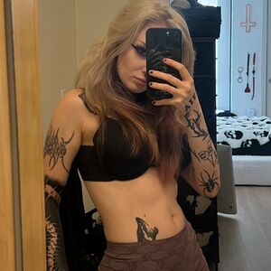 nikkibitez Nude