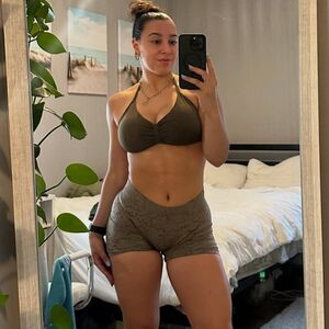 Sarah Lifting Nude