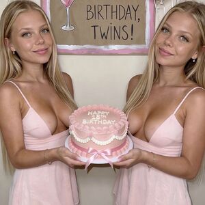 Twinsmorgen Nude