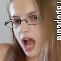 Wer kennt diese Nerd? Nude