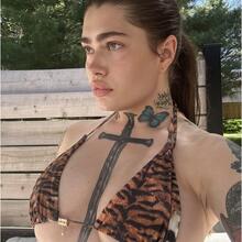  Nude