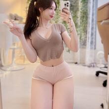  Nude