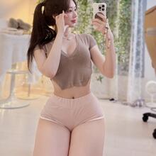  Nude