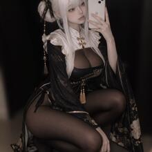  Nude