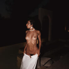  Nude