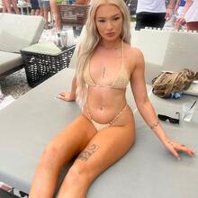  Nude