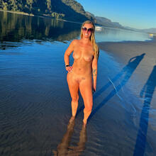  Nude