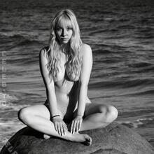  Nude