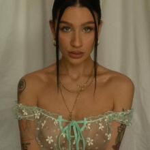  Nude