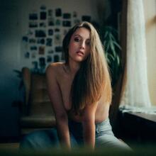  Nude