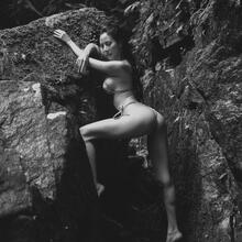  Nude