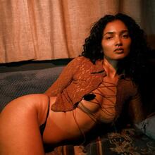  Nude