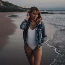  Nude