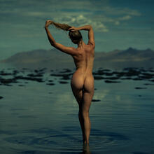  Nude