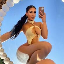  Nude