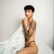  Nude