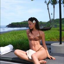  Nude