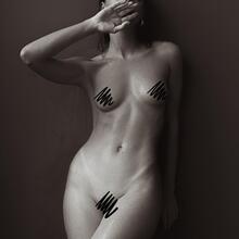  Nude