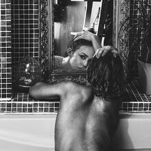  Nude