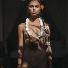  Nude