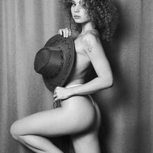  Nude