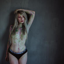  Nude