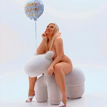  Nude