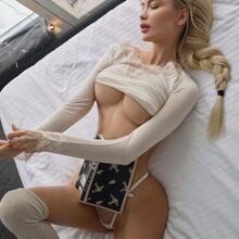  Nude