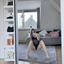  Nude