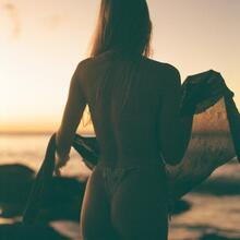  Nude
