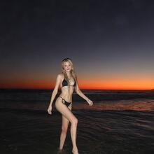  Nude