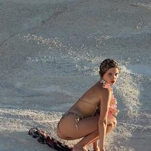  Nude