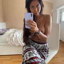  Nude