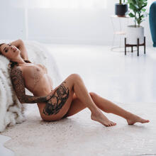  Nude