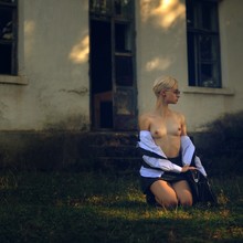  Nude