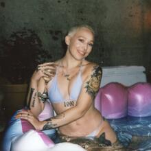  Nude
