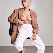  Nude