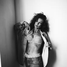  Nude