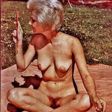  Nude