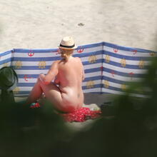  Nude