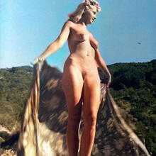  Nude