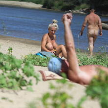  Nude