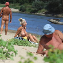  Nude