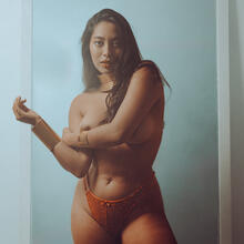  Nude