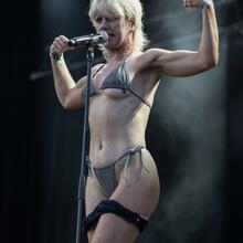  Nude