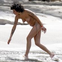  Nude